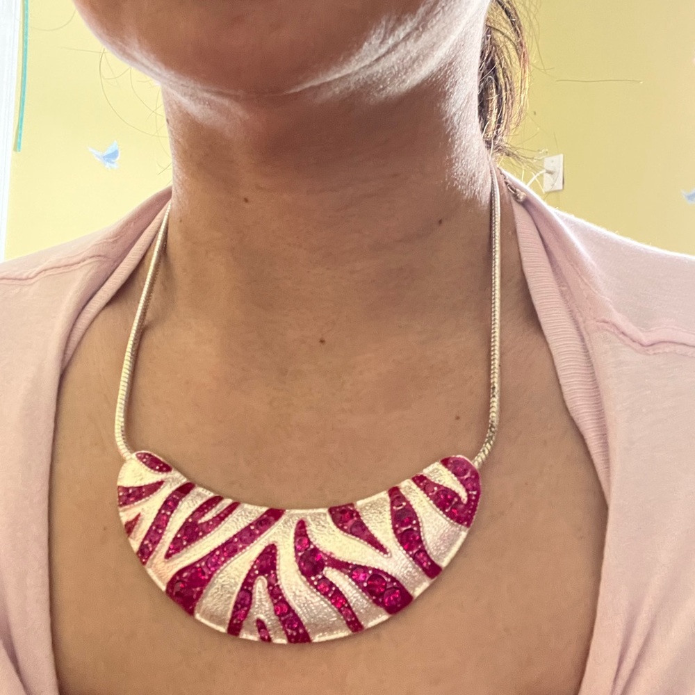 Silver and fuschia design necklace with fuschia stones and glitters